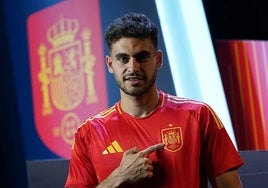 Andrés García posa con la camiseta de España.