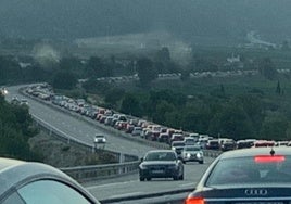 Atasco en la AP-7 antes del túnel de Xeresa este domingo.