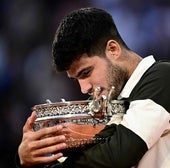 Alcaraz abraza el trofeo de Roland Garros.