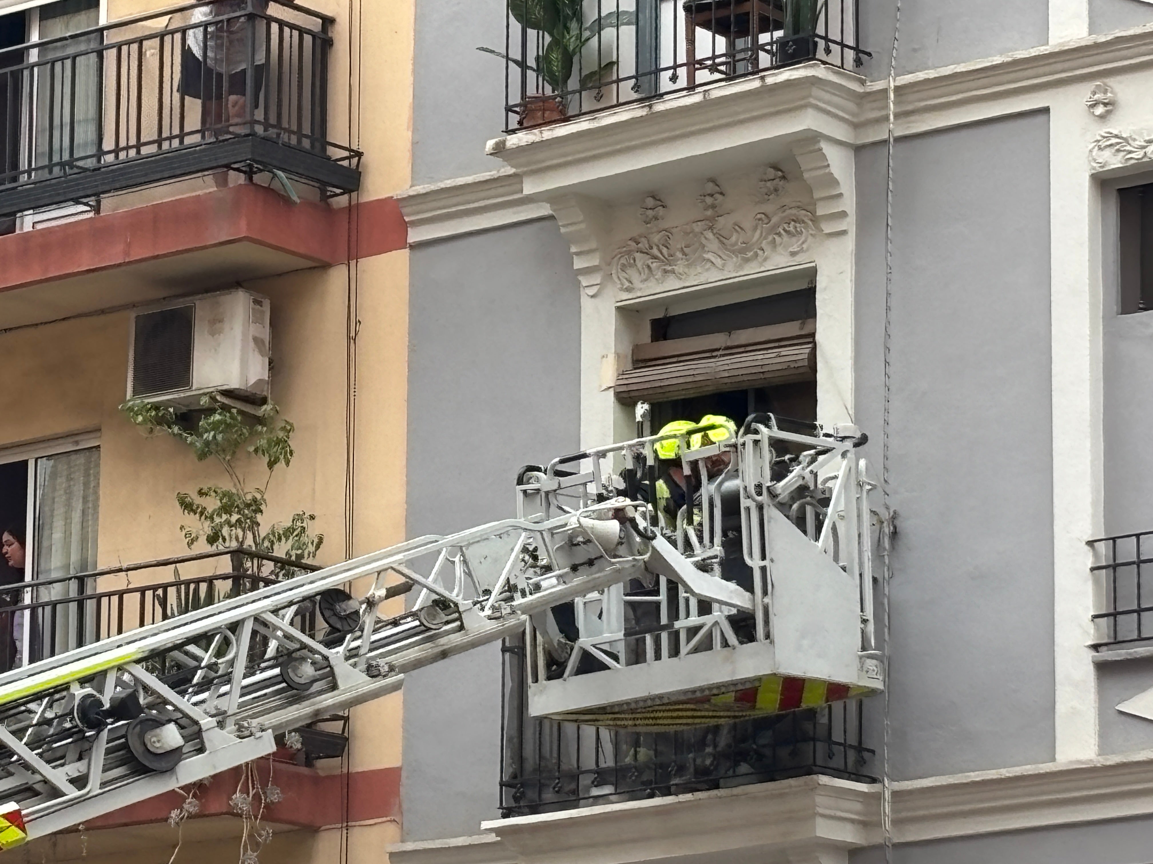 Imagen principal - Secuencia del rescate del hombre caído en su domicilio.