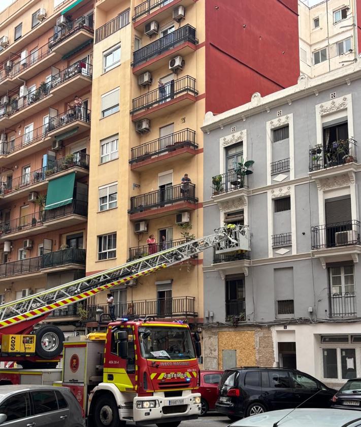 Imagen secundaria 2 - Secuencia del rescate del hombre caído en su domicilio.