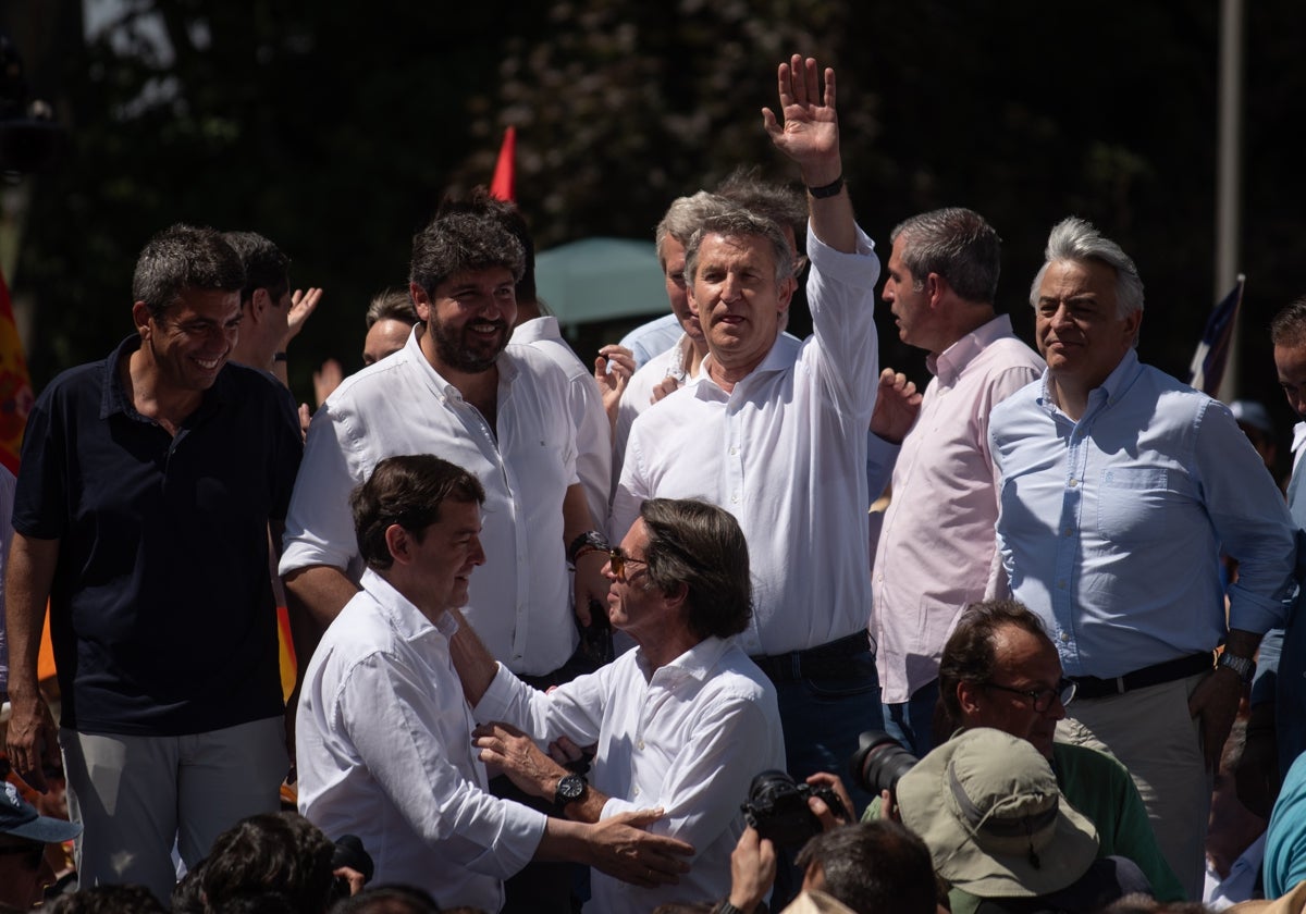 Después de Valencia, Alicante: Mazón exhibe movilización popular en presencia de Feijóo