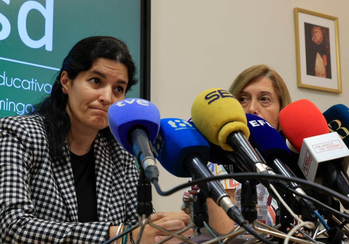La directora de la fundación del colegio de la manada, Julia Moreno, y la directora del centro, María Dolores Esteban.