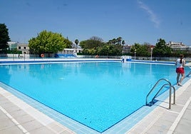 Últimos preparativos para poneren marcha las instalaciones dela piscina de Burjassot.
