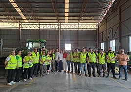 La alcaldesa, Elia Verdevío, y miembros de la corporación, junto a las personas contratadas.