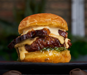 Jenkin's presenta 'Triple B', la hamburguesa definitiva que fusiona sus tres creaciones más premiadas