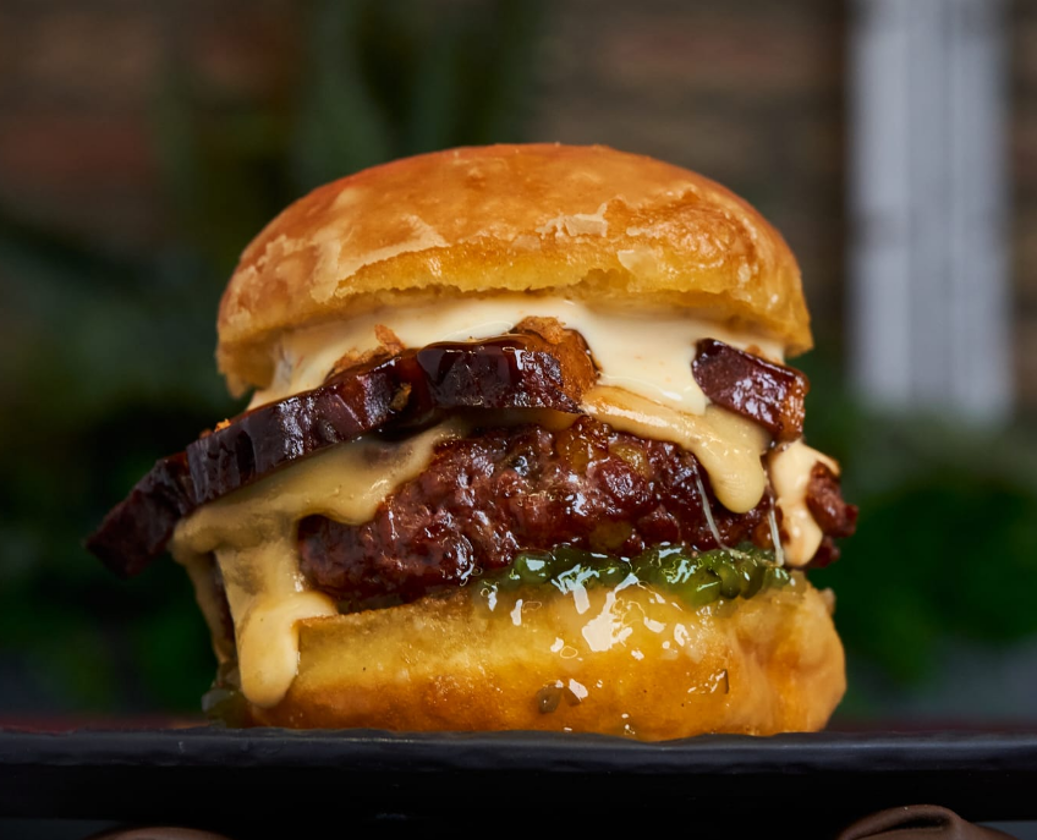Jenkin's presenta 'Triple B', la hamburguesa definitiva que fusiona sus tres creaciones más premiadas
