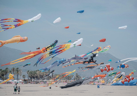Multitud de personas llenan las playas de Castellón en la primera jornada del II Festival del Viento
