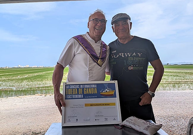 El cocinero Rafael Brández junto al erudito de la paella José Zafra en la Albufera..