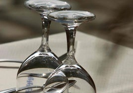 Copas en la mesa de un restaurante.