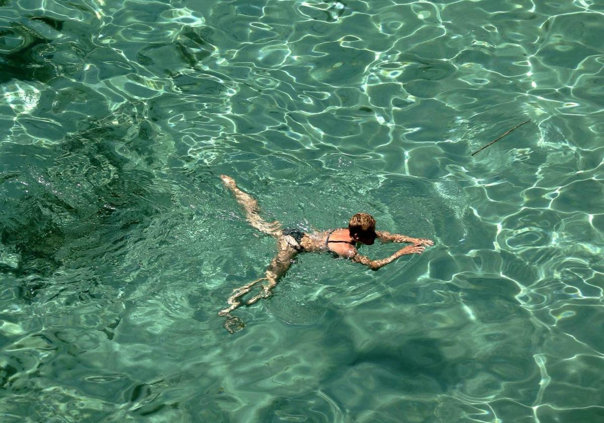 Mujer se desliza por las aguas transparentes del mar Mediterráneo.