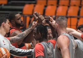 Pedro Martínez, en el centro de la piña del Valencia Basket durante el entrenamiento de este lunes en la Fonteta.