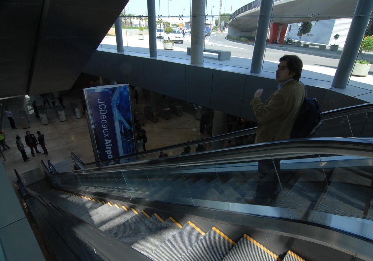 Escaleras mecánicas del aeropuerto de Valencia.