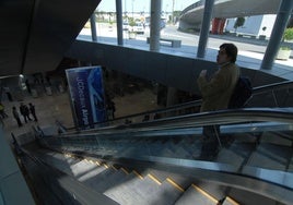 Escaleras mecánicas del aeropuerto de Valencia.