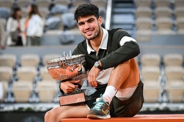 Alcaraz, con la Copa de los Mosqueteros tras ganar Roland Garros ante Jannik Sinner.
