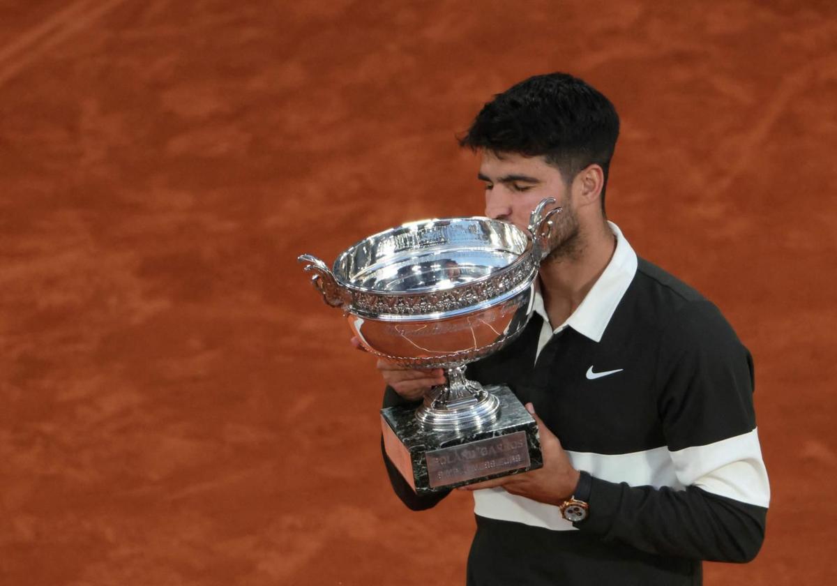 Alcaraz levanta el trofeo de Roland Garros.