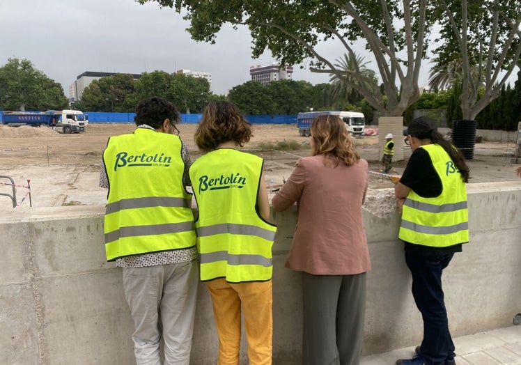 Catalá con los arquitectos y paisajistas que realizan la obra del jardín Trini Simó.