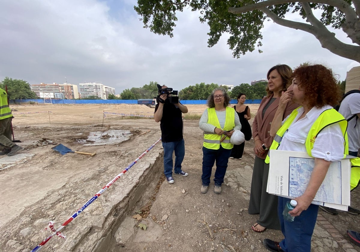 Imagen principal - La alcaldesa de Valencia, María Jopsé Catalá, junto a la qrueóloga municipal, Pepa Pascual y la arqueóloga Inés Casas, trabajos de arqueología y antiguos edificios de los Jesuitas.