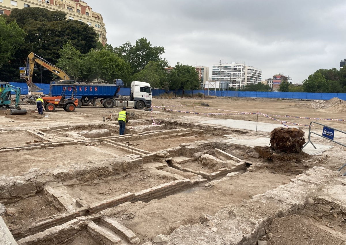 Imagen secundaria 1 - La alcaldesa de Valencia, María Jopsé Catalá, junto a la qrueóloga municipal, Pepa Pascual y la arqueóloga Inés Casas, trabajos de arqueología y antiguos edificios de los Jesuitas.