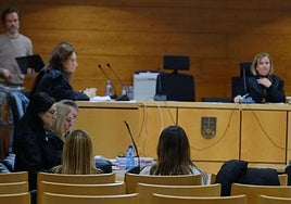 Las dos procesadas, en una de las sesiones del juicio celebrado en Alicante.