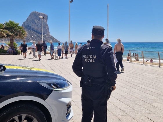 Una agente en el paseo marítimo calpino.