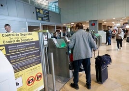 Pasajeros antes del control de seguridad en el aeropuerto de Valencia.