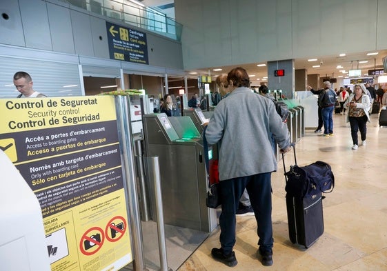 Pasajeros antes del control de seguridad en el aeropuerto de Valencia.