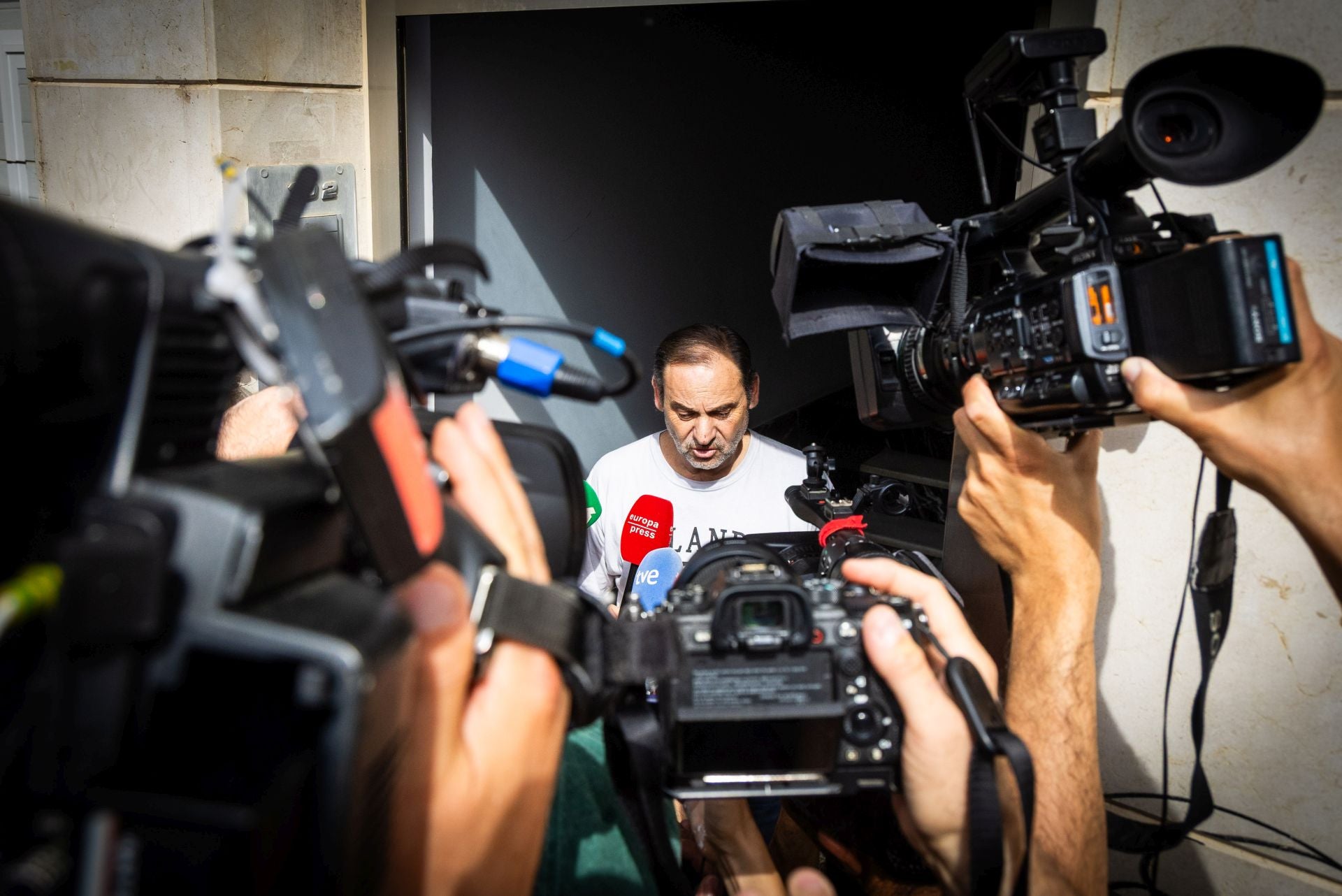 La UCO registra la casa de Ábalos en Valencia en busca de pruebas del pago de comisiones en el &#039;caso Koldo&#039;