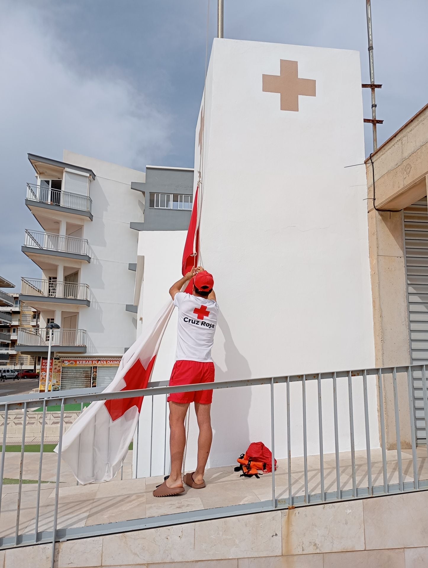 Siete playas de la Safor siguen cerradas a la espera de los resultados de los análisis del vertido