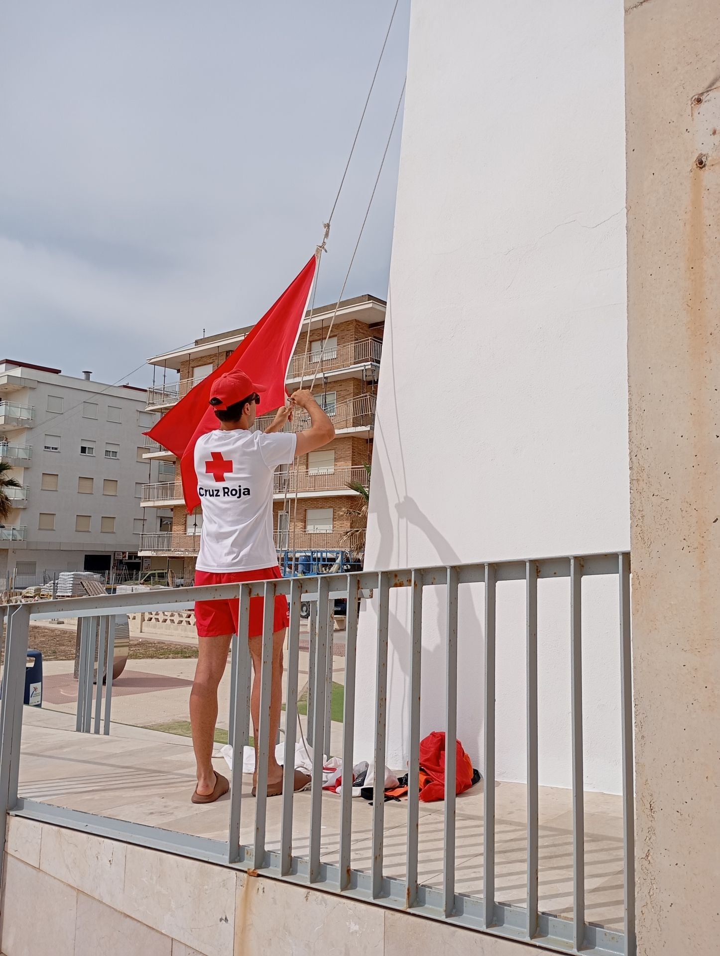 Siete playas de la Safor siguen cerradas a la espera de los resultados de los análisis del vertido