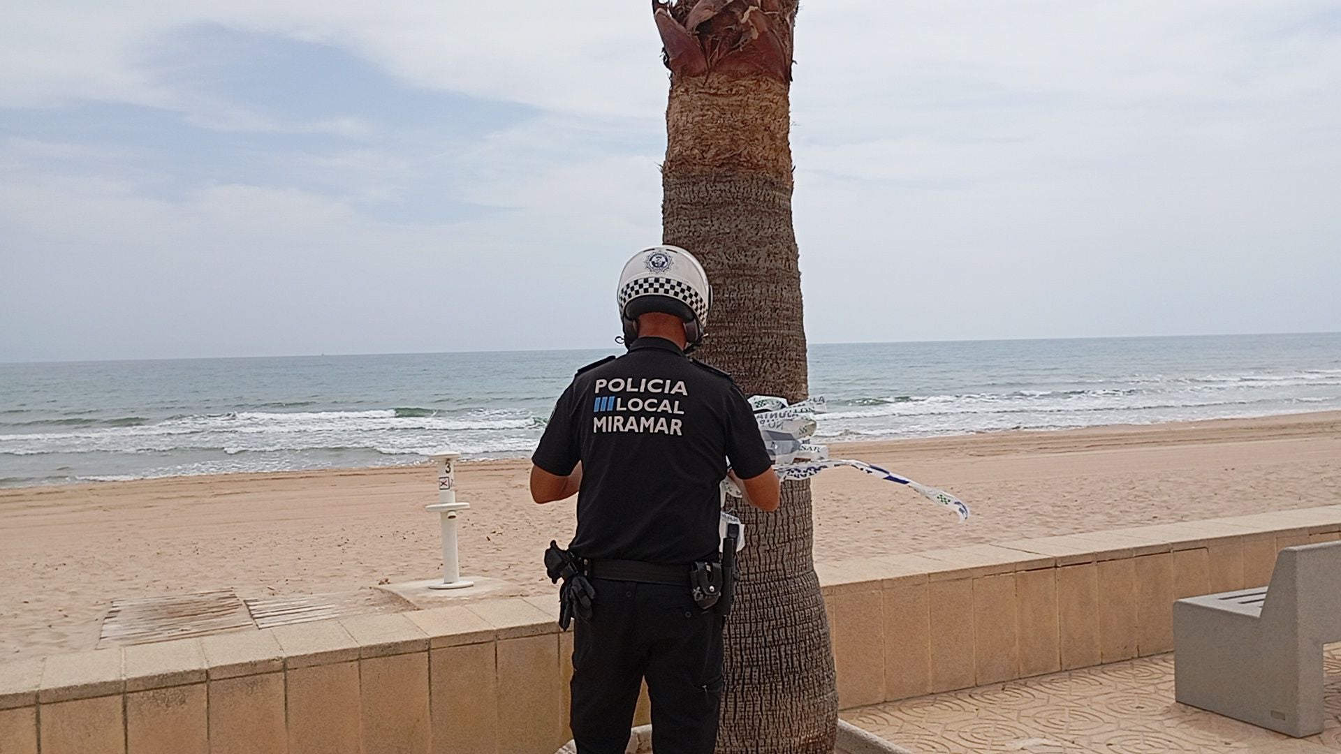 Siete playas de la Safor siguen cerradas a la espera de los resultados de los análisis del vertido