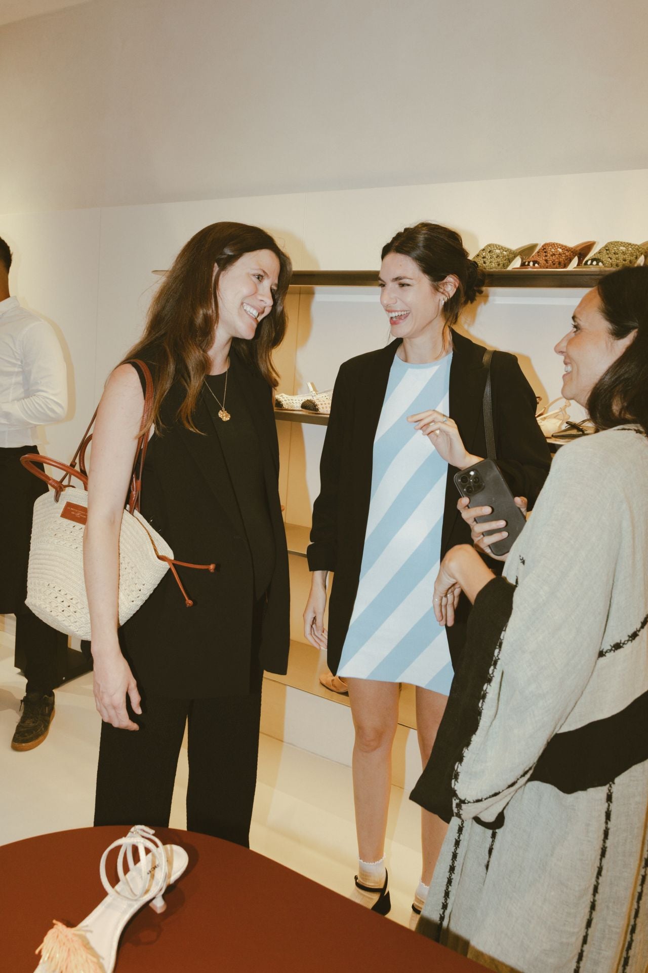 Alba Martínez y María Martí en la inauguración de Lola Cruz.