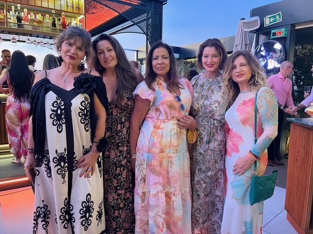 Isabel Aliño, Eva Alapont y otras asistentes a la fiesta, que cumplieron con el 'dresscode'.