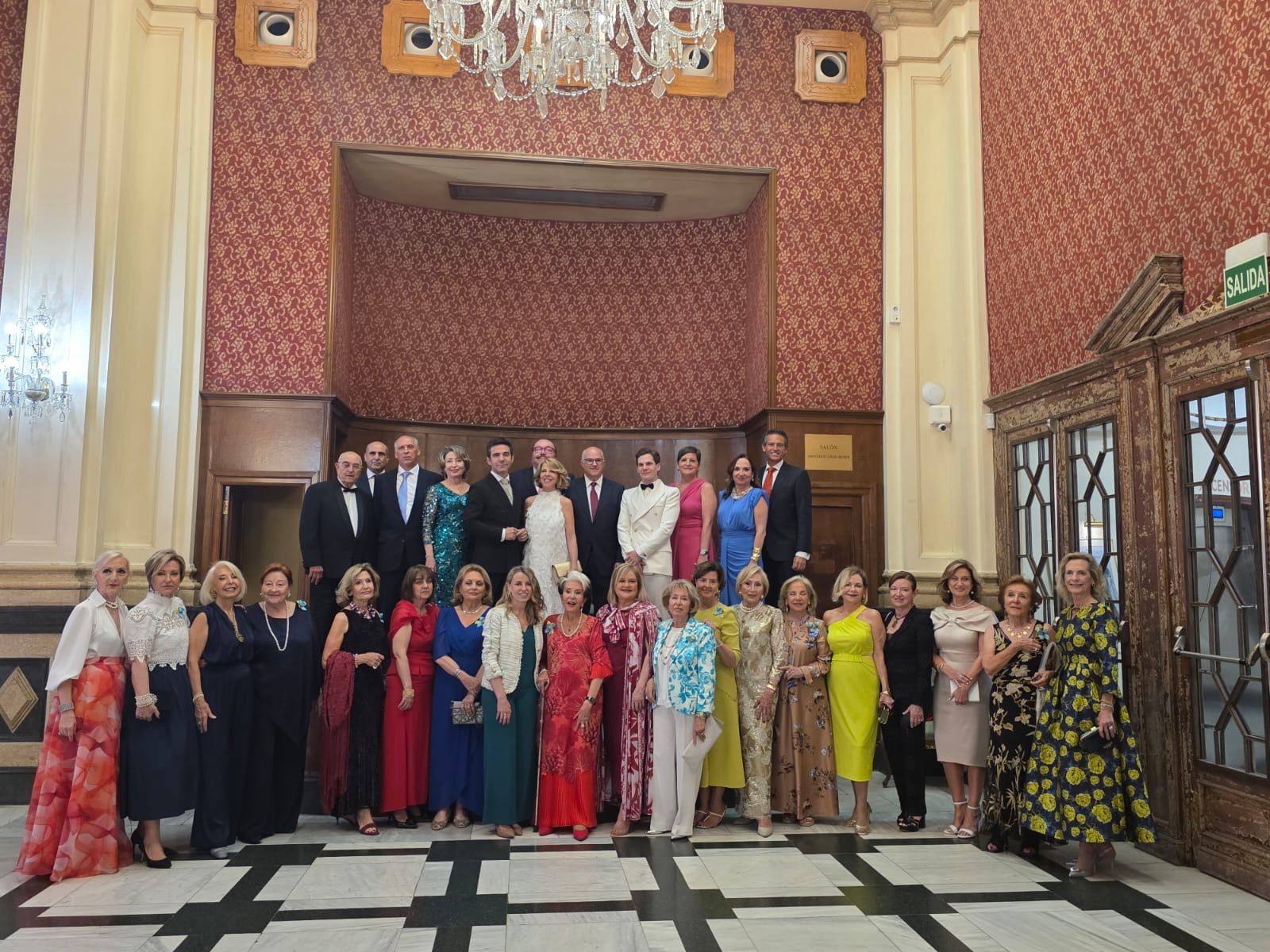 Miembros y premiados de la Orden del Querer Saber que preside Marisa Marín, de rojo en el centro.
