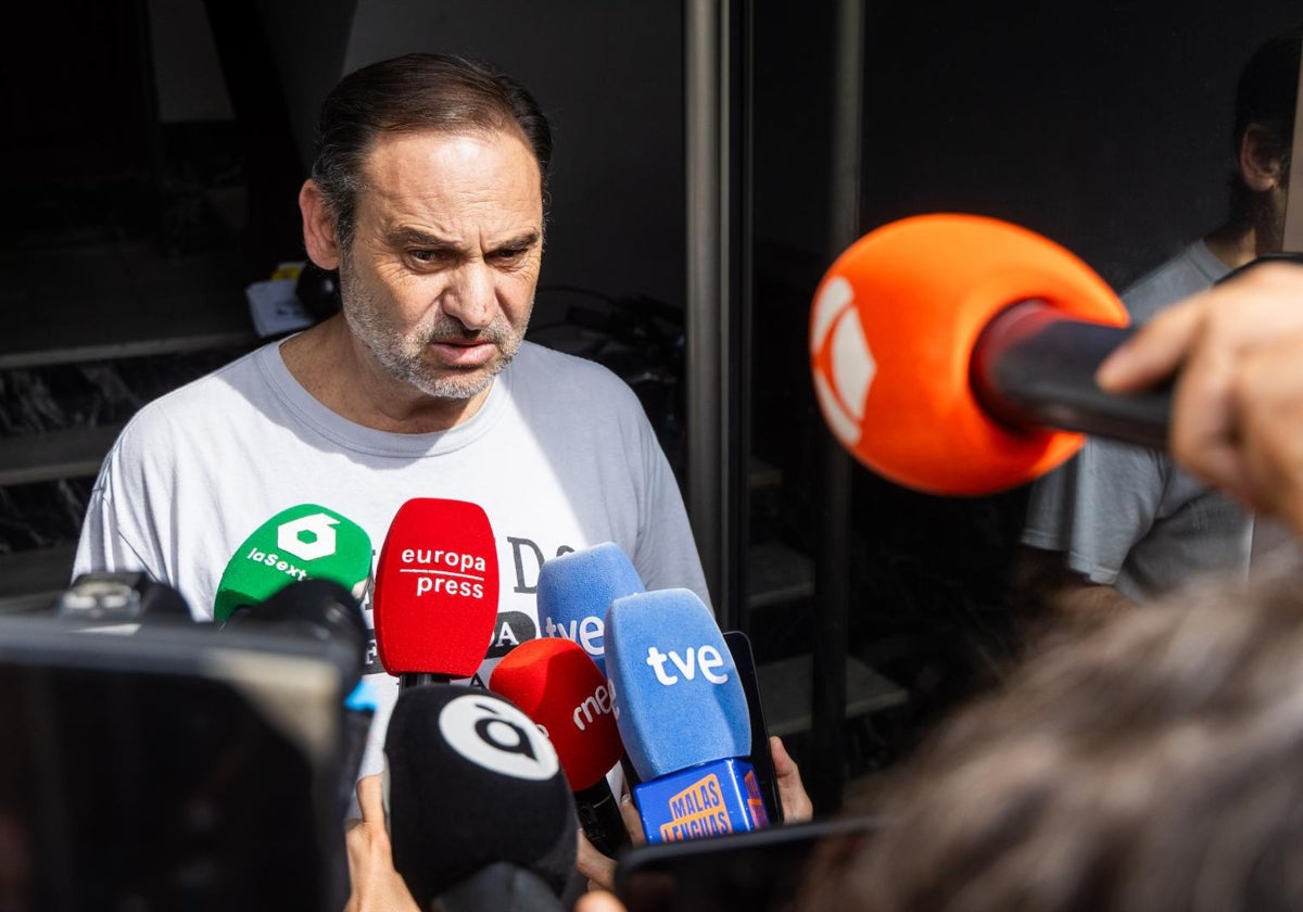 Ábalos, en la puerta del patio de su domicilio, tras el registro.