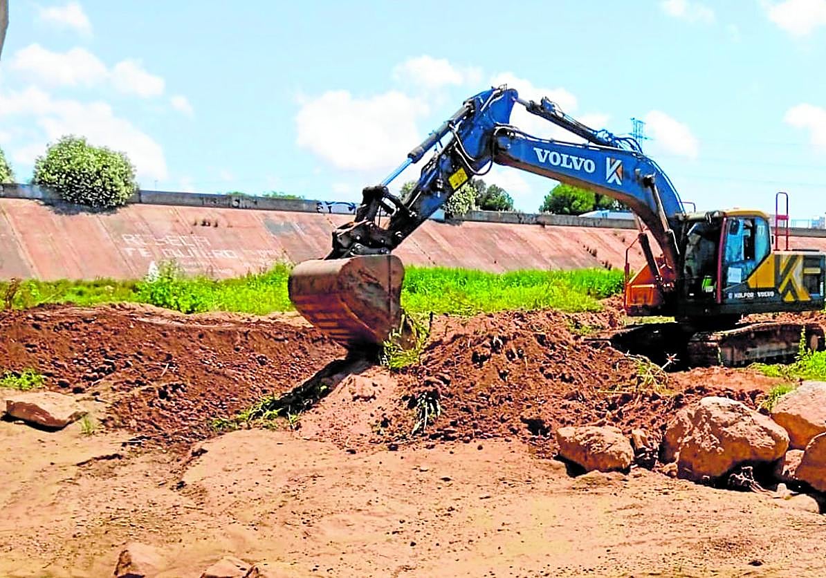 Una exvavadora durante los trabajos en el nuevo cauce del Turia.