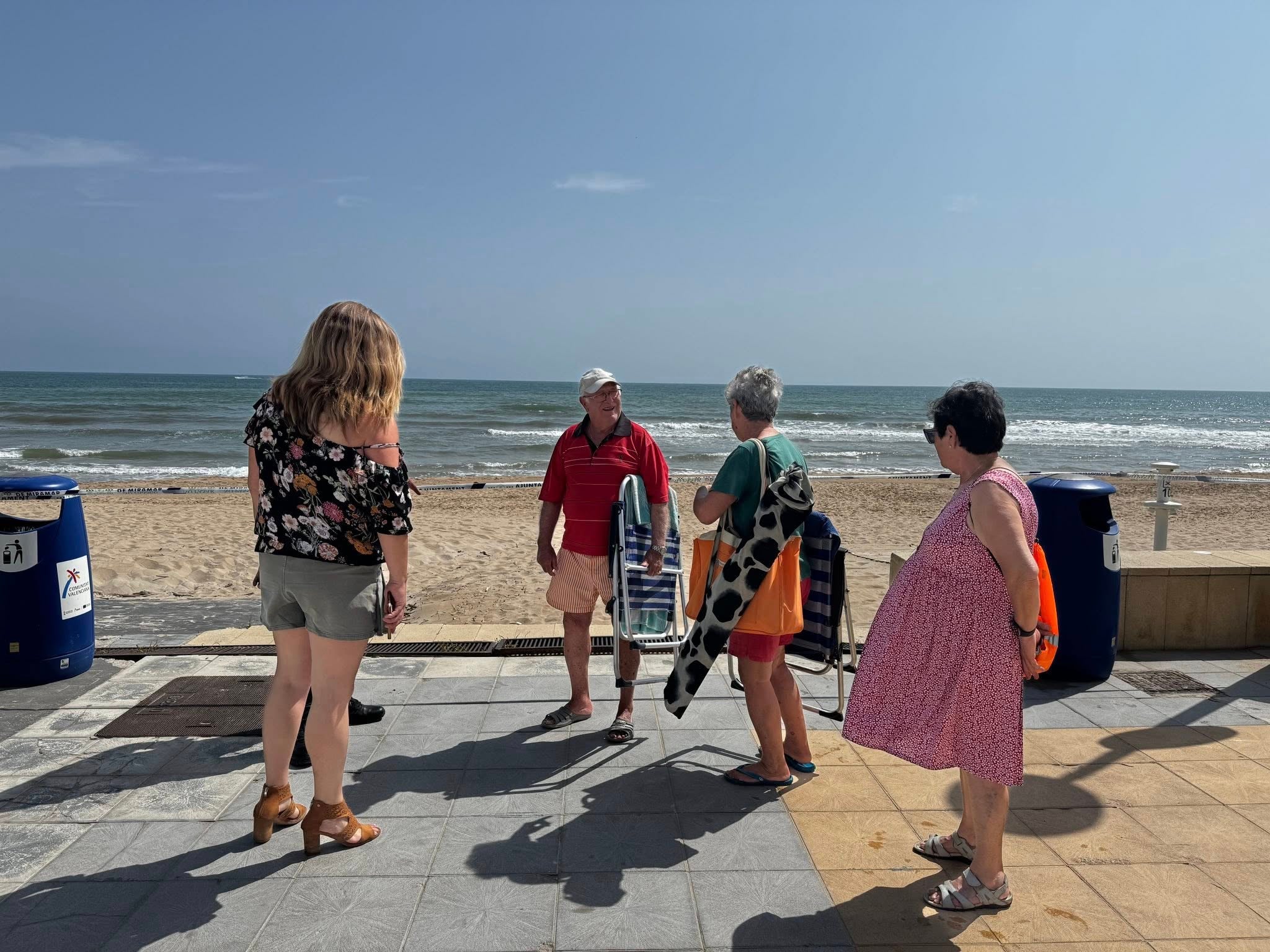 Bañistas a las puertas de la playa de Miramar.