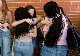 Varias alumnas se abrazan tras terminar un examen de la PAU 2025.