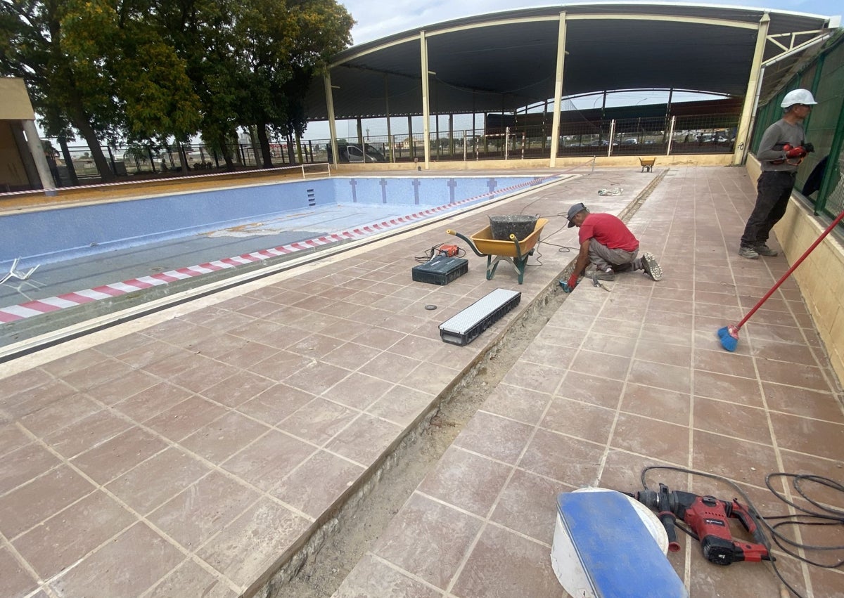 Imagen secundaria 1 - Recorrido por las instalaciones de la piscina municipal de Castellar-l'Oliveral.