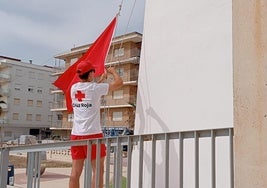 Un socorrista con la bandera roja esta mañana.