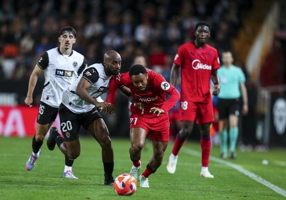 Ejuke jugando contra el Valencia CF.