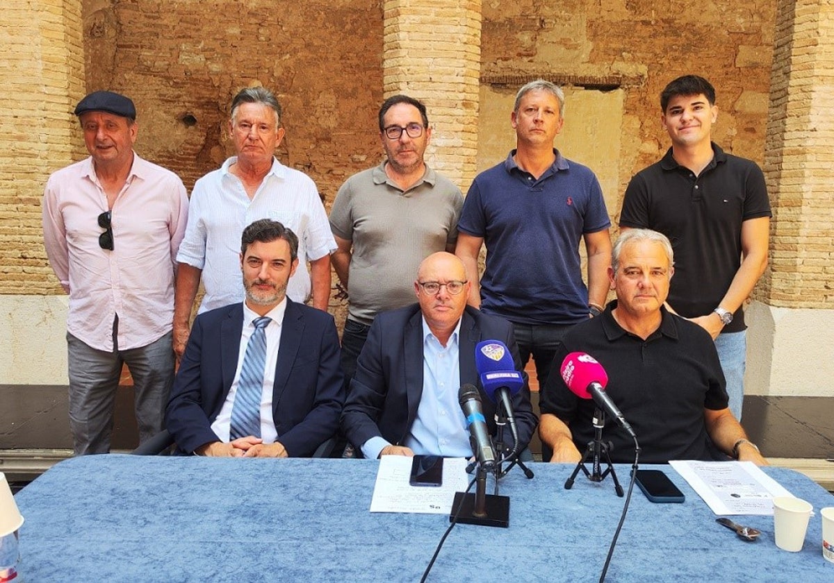 Los directivos y abogados del club durante la rueda de prensa.