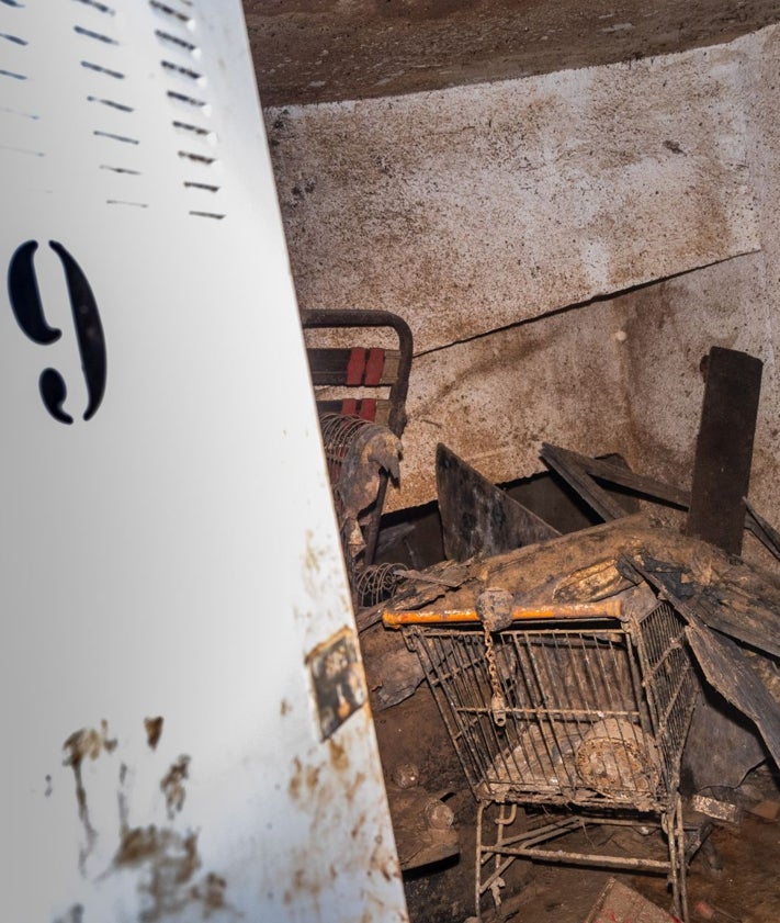 Imagen secundaria 2 - Interior del garaje de La Torre más de siete meses después de la dana.