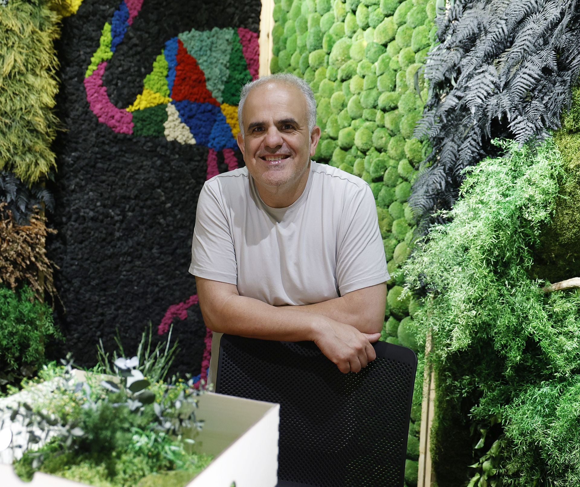 Imagen secundaria 1 - Instalaciones de Greenarea, Salvador Martínez, su CEO, y algunas plantas preservadas, almacenadas