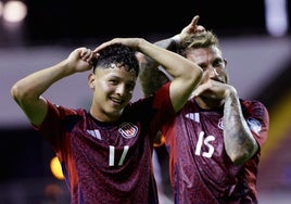 Warren Madrigal celebra uno de sus goles con Costa Rica.