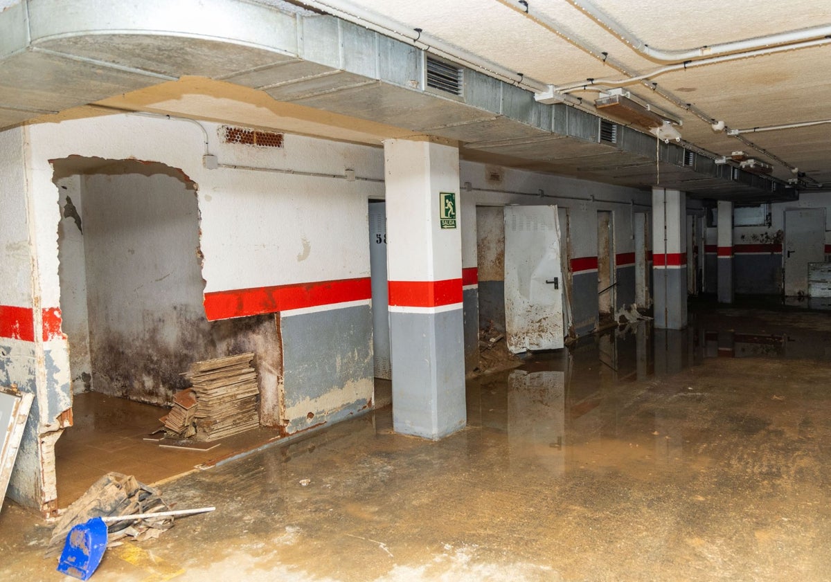 Imagen principal - Interior del garaje de La Torre más de siete meses después de la dana.