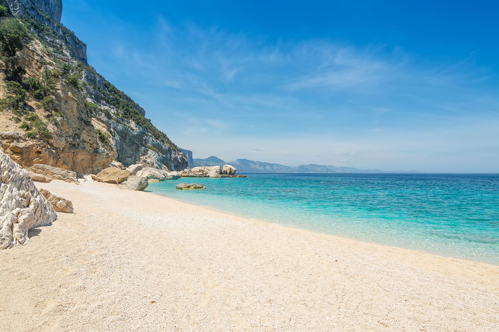 Cala Mariolu, Cerdeña (Italia), Los uruarios de Jetcost la describen como «perla del golfo de Orosei», además de que es «un rincón salvaje y virgen, una caleta íntima caracterizada por abundantes piedras blancas y rosas que se descubren después de un recorrido por la naturaleza selvática o un paseo en barco». También explican que «es conocida por 'is pùligi de nie (las pulgas de nieve)', unas piedras blancas y rosas, mezcladas con la arena, que la componen». «Su vista asombra por los tonos de infinito azul, verde esmeralda y celeste» y señalan que su fondo marino «merece una inmersión ya que es un hábitat de varias especies. También los delfines de vez en cuando se dejan ver en la costa». Por último, advierten que «el acceso es complicado y lo mejor es hacerlo por con barcos privados o con servicios para las calas que salen de los puertos de Arbatax, Cala Gonone y Santa Maria Navarrese».