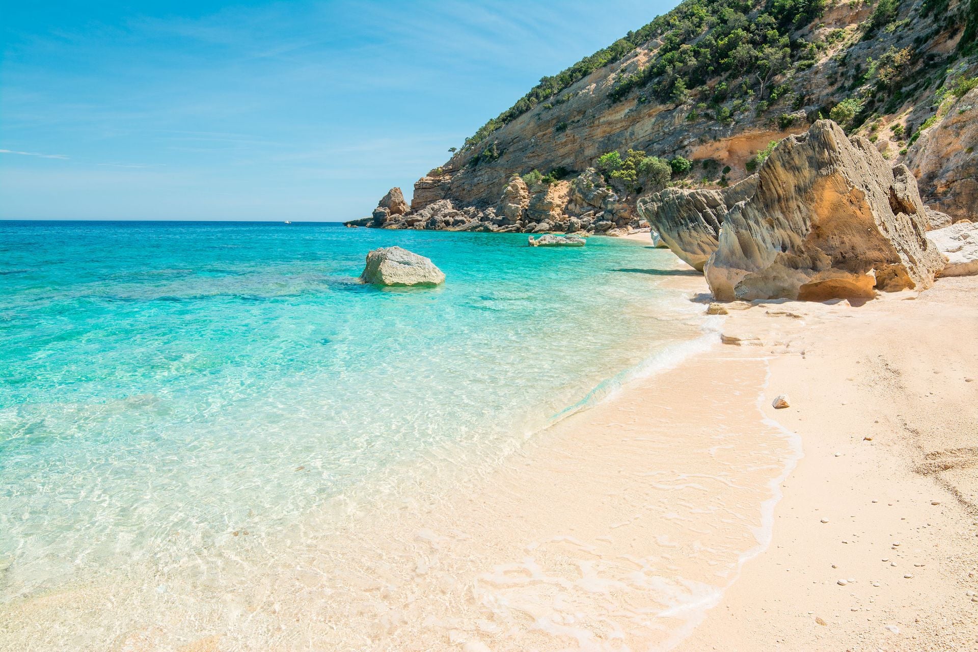 Cala Mariolu, Cerdeña (Italia), Los uruarios de Jetcost la describen como «perla del golfo de Orosei», además de que es «un rincón salvaje y virgen, una caleta íntima caracterizada por abundantes piedras blancas y rosas que se descubren después de un recorrido por la naturaleza selvática o un paseo en barco». También explican que «es conocida por 'is pùligi de nie (las pulgas de nieve)', unas piedras blancas y rosas, mezcladas con la arena, que la componen». «Su vista asombra por los tonos de infinito azul, verde esmeralda y celeste» y señalan que su fondo marino «merece una inmersión ya que es un hábitat de varias especies. También los delfines de vez en cuando se dejan ver en la costa». Por último, advierten que «el acceso es complicado y lo mejor es hacerlo por con barcos privados o con servicios para las calas que salen de los puertos de Arbatax, Cala Gonone y Santa Maria Navarrese».