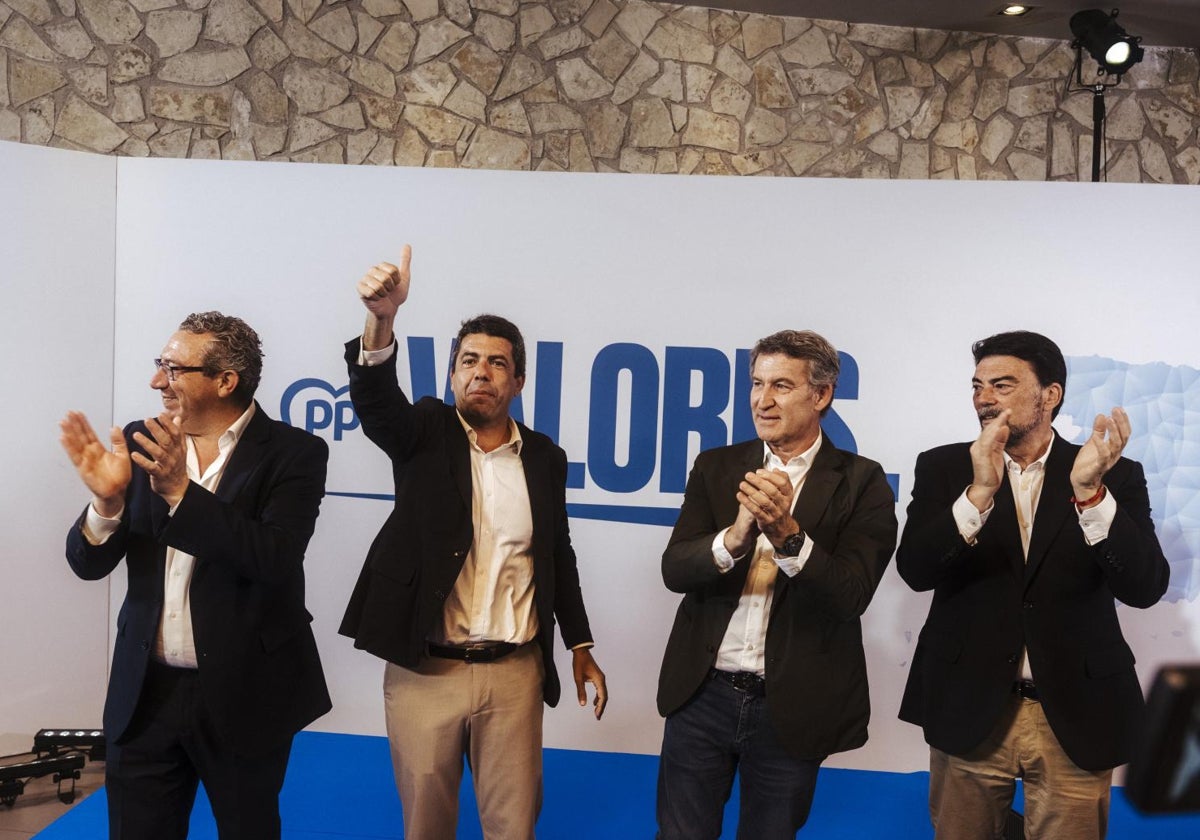 Mazón hace el signo de la victoria junto a Pérez, Feijóo y Barcala, el martes en Alicante.