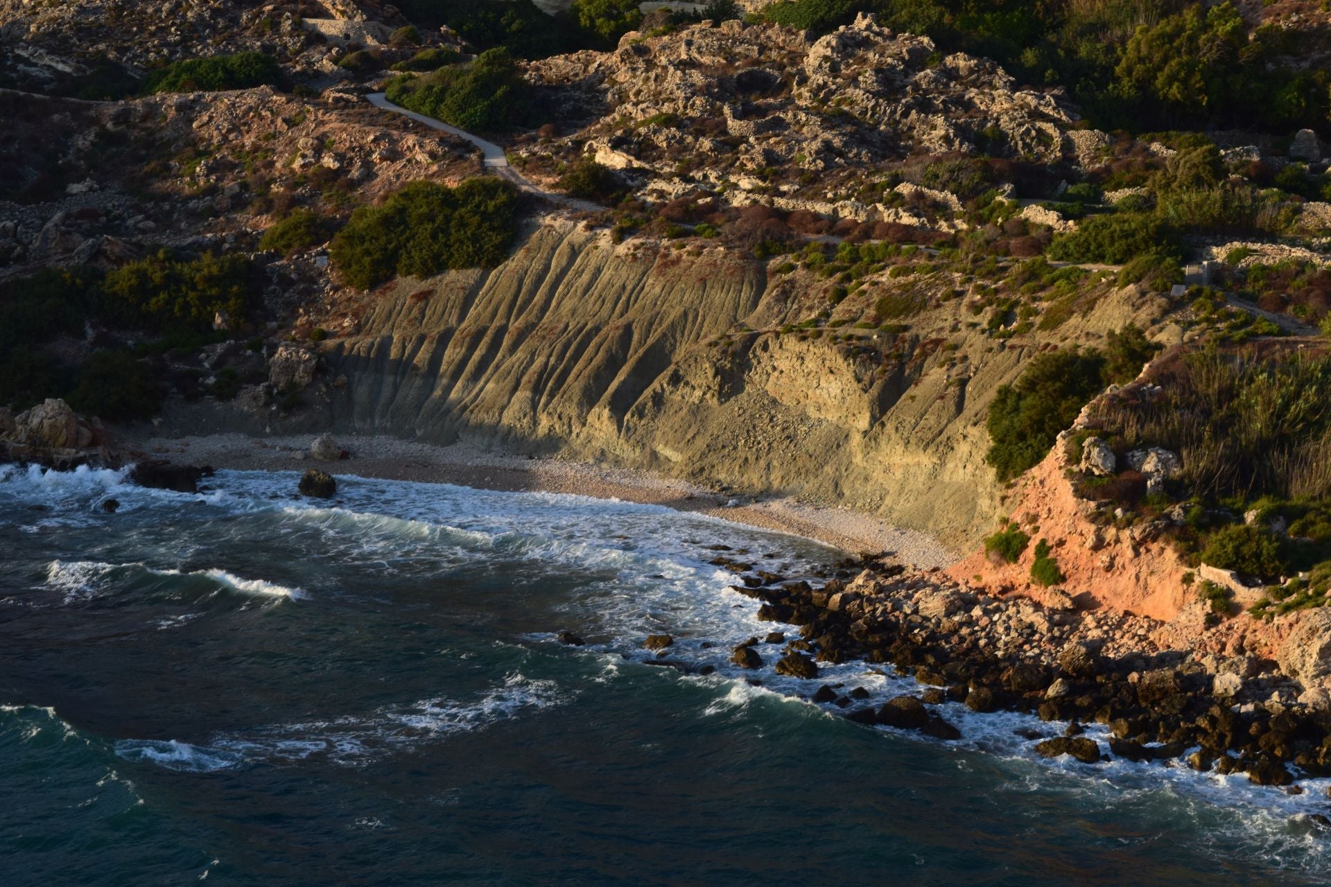 Fomm ir-Rih, Mgarr (Malta). La describen como «la playa más salvaje y aislada de la isla», por lo que «no es apta para cardíacos». Y es que, tal y como indican, «el camino de bajada es empinado y puede volverse resbaladizo, y aunque solo se tarda 20 minutos a pie desde el pequeño aparcamiento, la subida puede llevar más tiempo». Sin embargo, «merece la pena por las aguas cristalinas y las vistas de los acantilados circundantes, además de la sensación de haber escapado de las multitudes». Fomm ir-Rih (que significa boca del viento) «presume de un paisaje impresionante, con acantilados, una playa de guijarros, aguas cristalinas perfectas para nadar cuando el mar está en calma, vistas infinitas al océano y unas puestas de sol sobre el mar impresionantes. Experimentar esto es un sueño hecho realidad», explican.